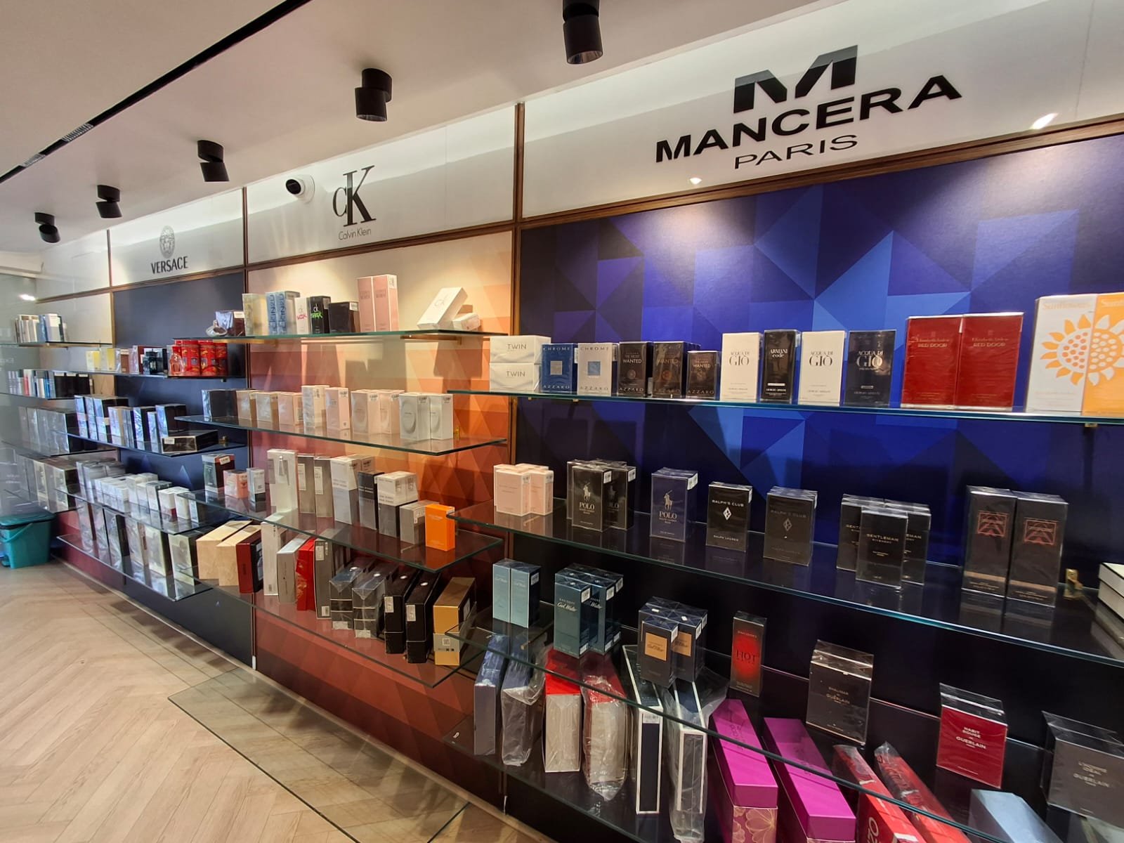 Mancera · CK · Versace wall